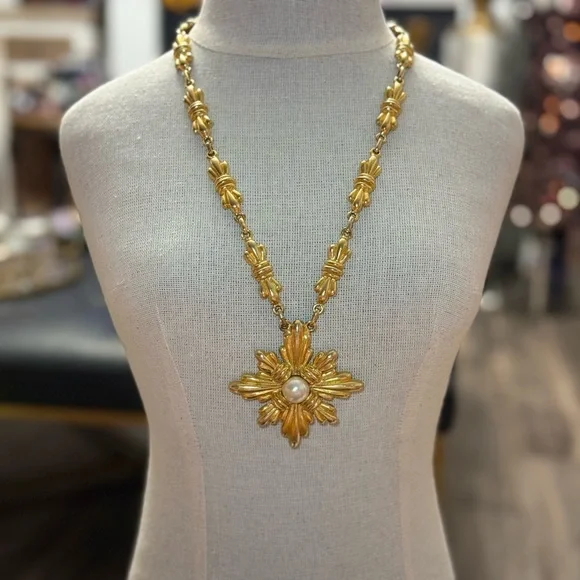 SOLD Vintage. 1972 Mimi Di N - Runway Necklace - Picture 4 of 15